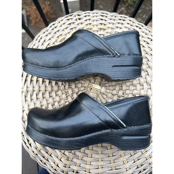 Dansko Women’s 38 US 7 Clogs Black Leather Shoes Slip On Comfort Arch Support - Picture 4 of 15